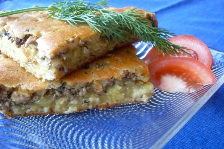 Заливной пирог с рыбными консервами на сковороде