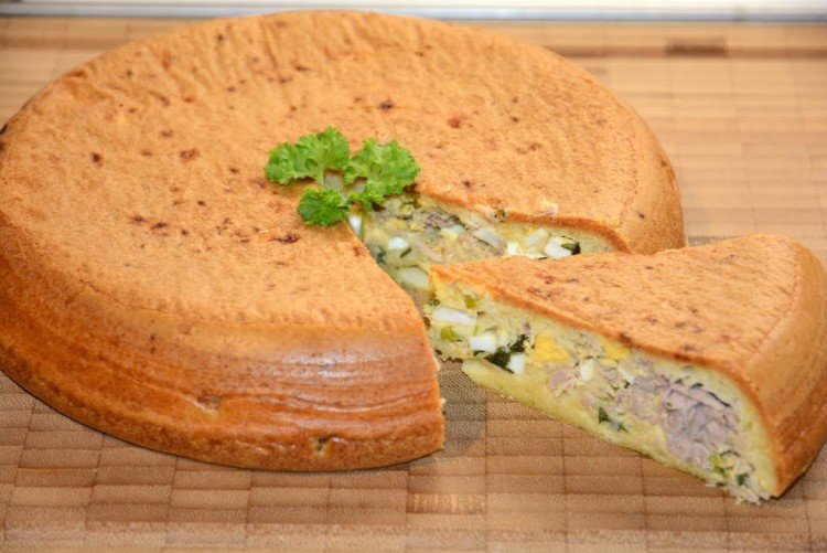 Заливной пирог с рыбными консервами в мультиварке