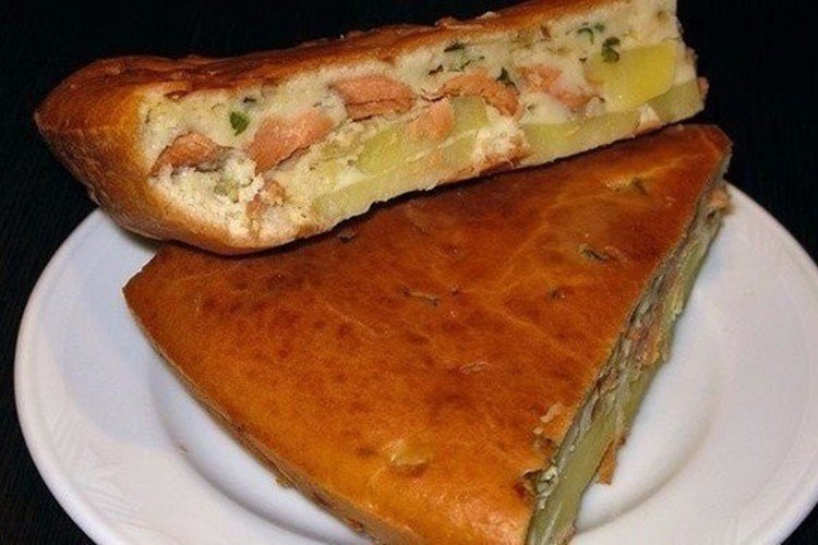 Заливной пирог с картошкой и рыбными консервами