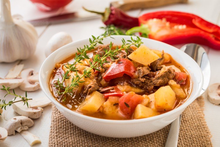 15 рецептов картошки с тушенкой, которые готовятся проще простого