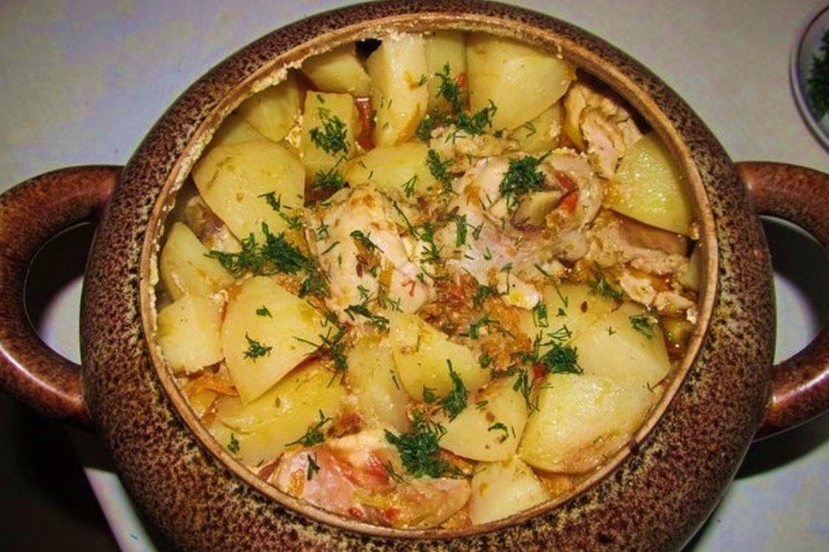 Картошка с тушенкой в горшочках