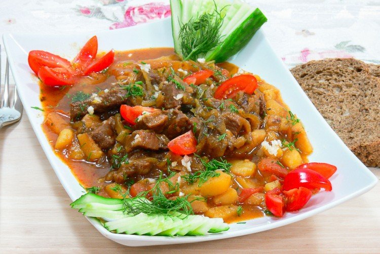 Картошка с тушенкой и солеными огурцами