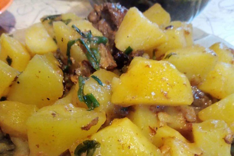 Картошка с тушенкой и сметаной