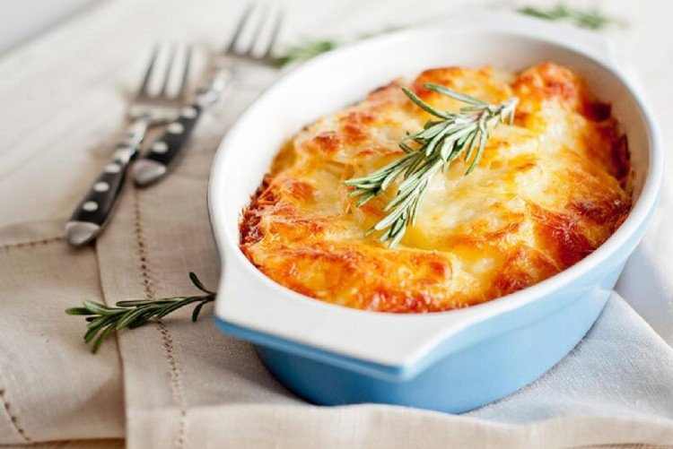 Картошка с тушенкой под сыром