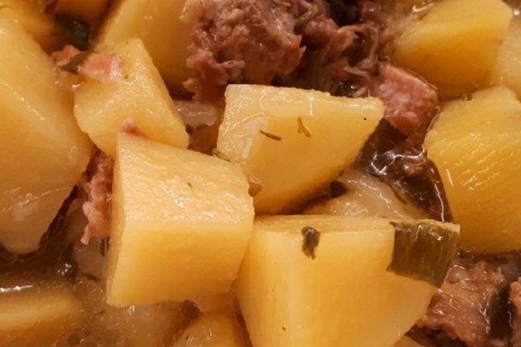 Картошка с тушенкой и томатной пастой