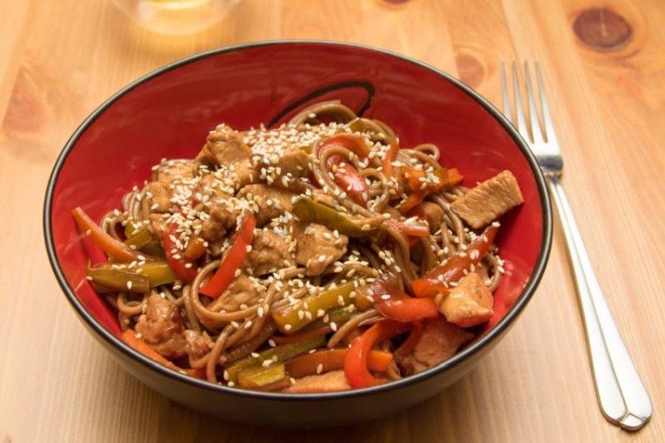 Курица с лапшой соба в соусе терияки