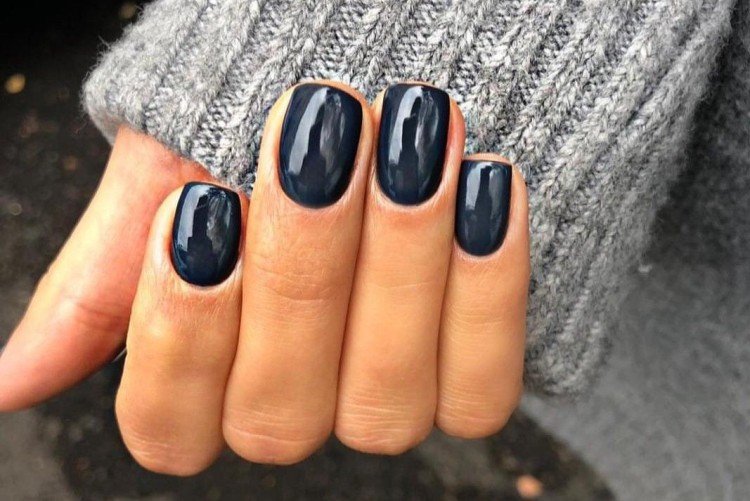 Графитовый синий маникюр