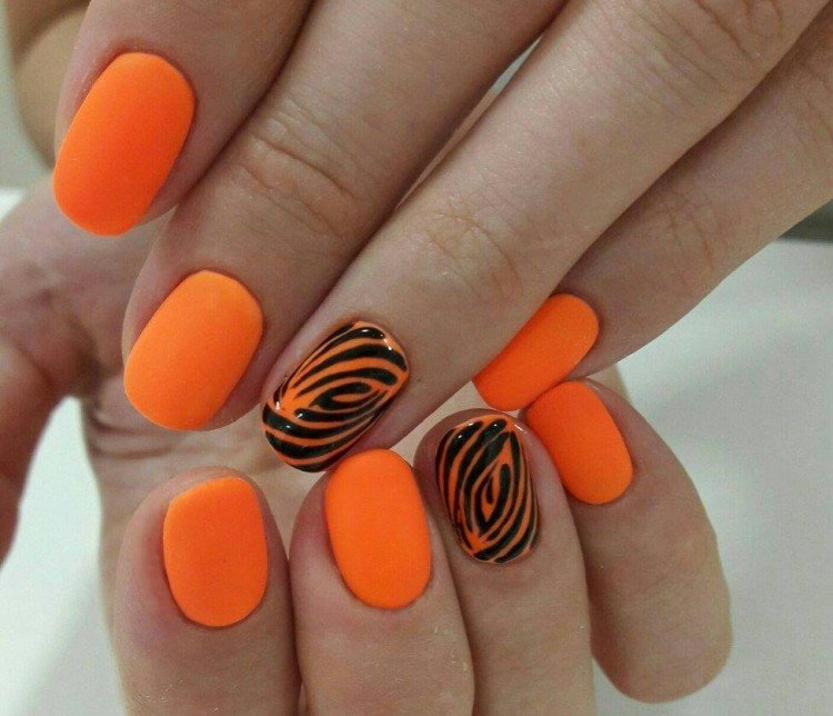 Матовый оранжевый маникюр