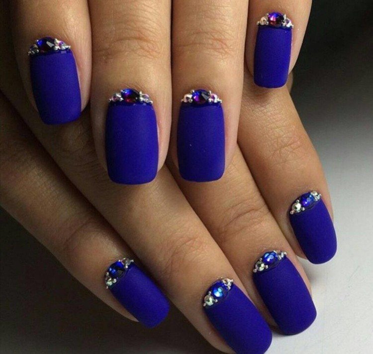 Цветные стразы в тон покрытию