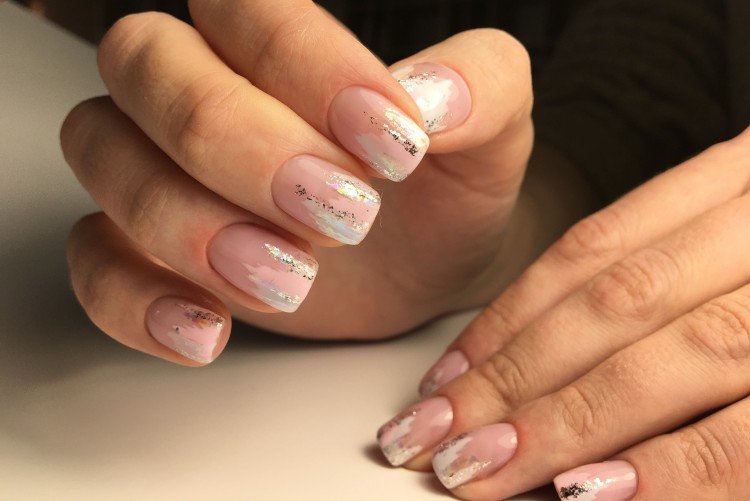 Нюдовый маникюр с мазками