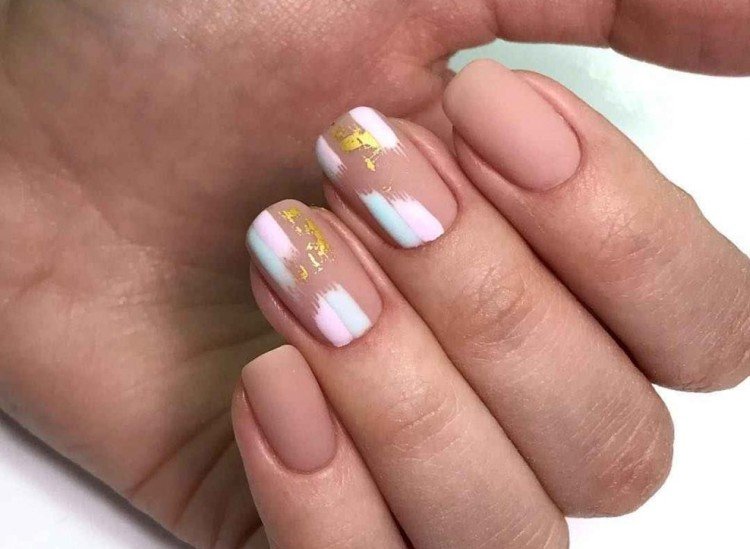 Нюдовый маникюр с мазками