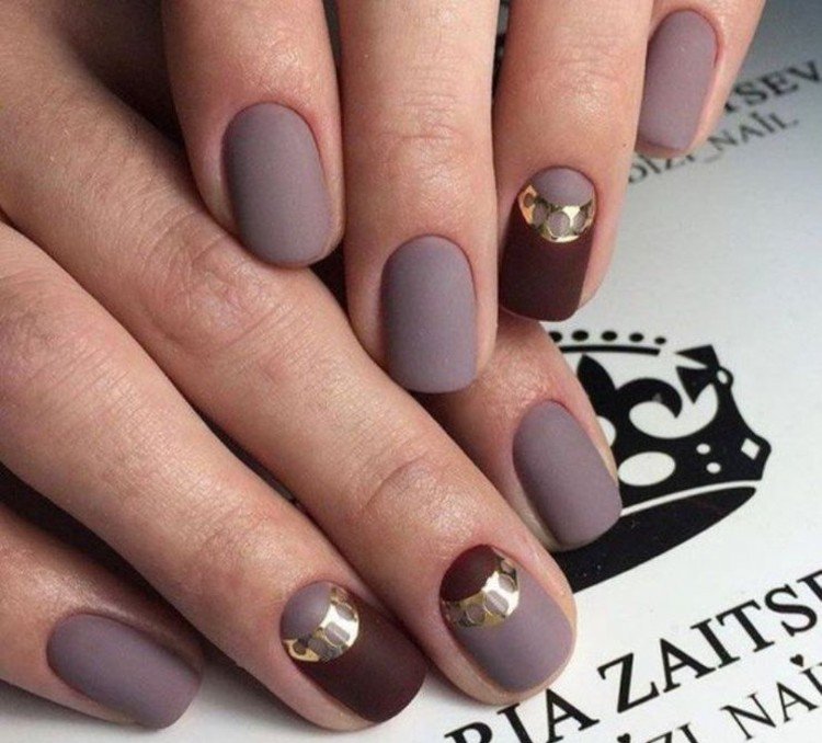 Серо-коричневый маникюр