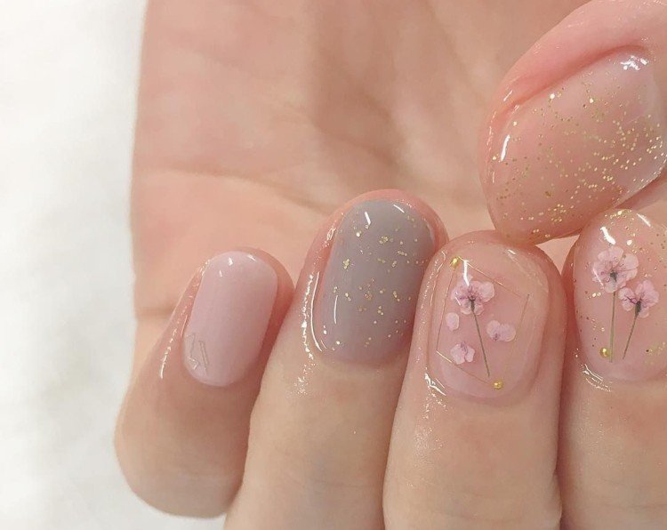 Полупрозрачный маникюр