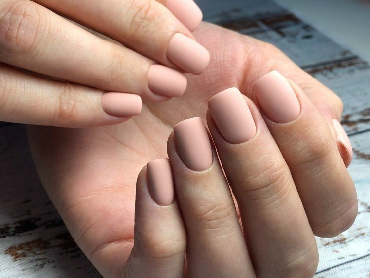 Матовый бежевый маникюр