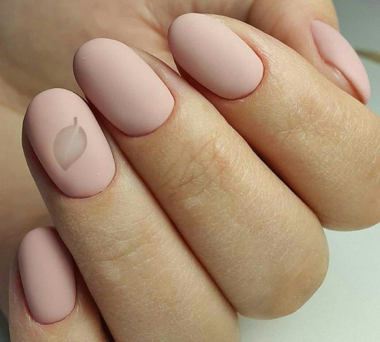 Матовый бежевый маникюр