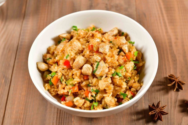 Плов с курицей и ананасами на сковороде