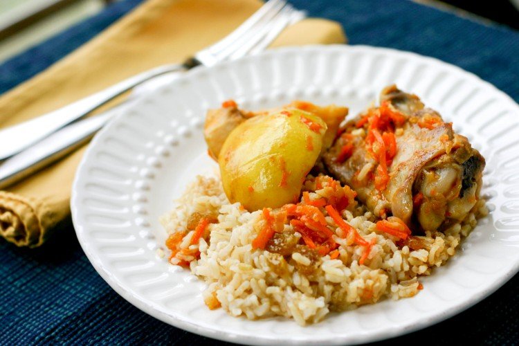 Плов с курицей и яблоками на сковороде