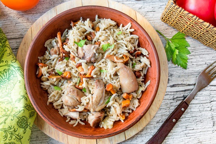 Плов с курицей и лисичками