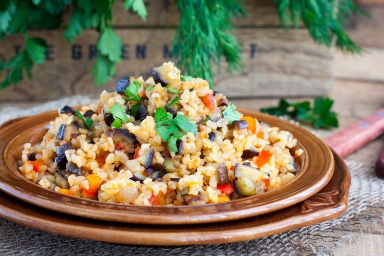 Плов с курицей и овощами на сковороде