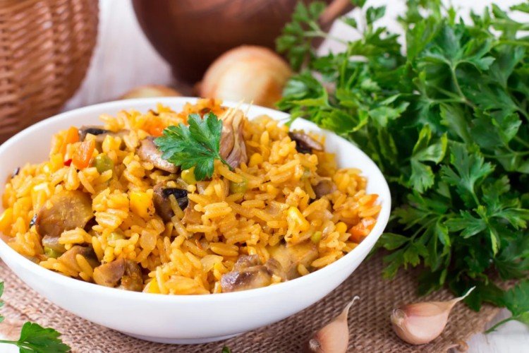 Плов с курицей и грибами