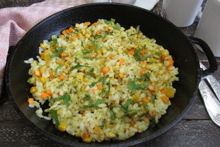 Плов с курицей и кукурузой на сковороде