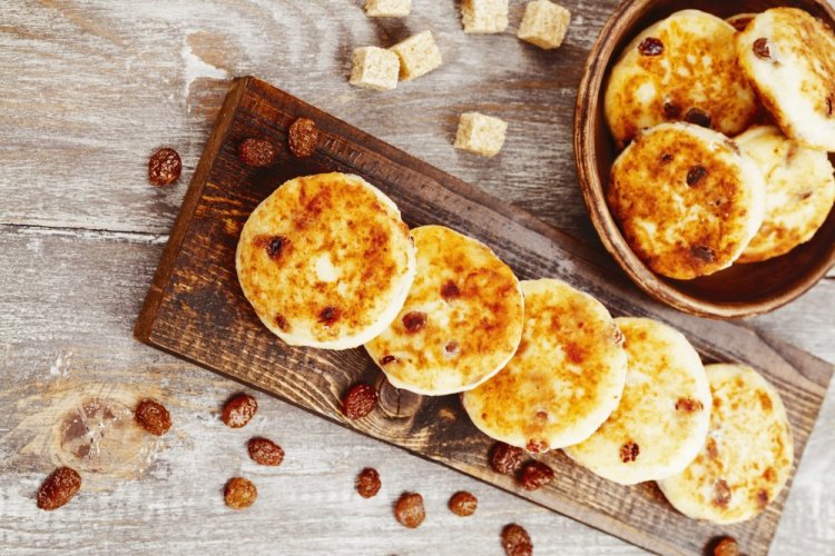 Творожники с изюмом