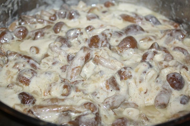Жареные опята с луком в сметане