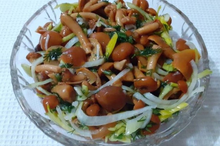 Салат с капустой и маринованными опятами