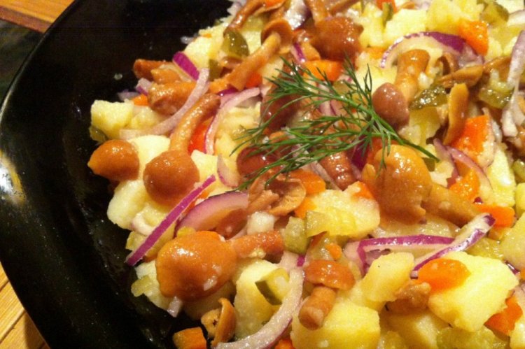 Салат с картофелем и маринованными опятами