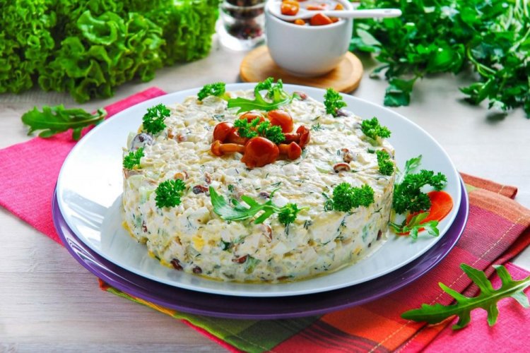 Салат с курицей, ананасами и маринованными опятами