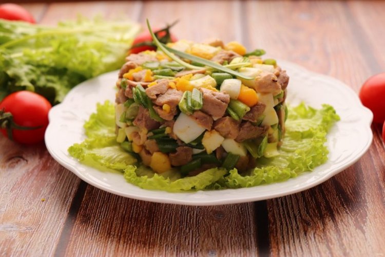 Салат с печенью трески и маринованными опятами