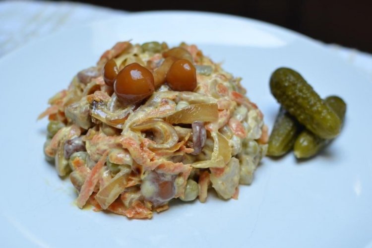 Салат с печенью и маринованными опятами