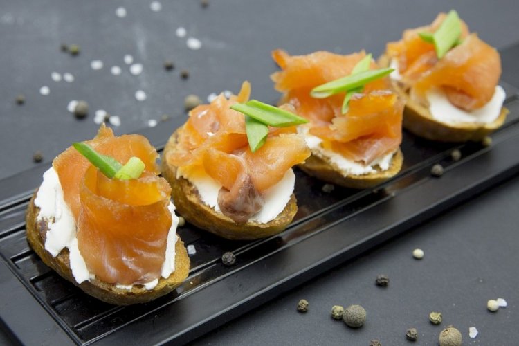 Брускетта с лососем и сыром
