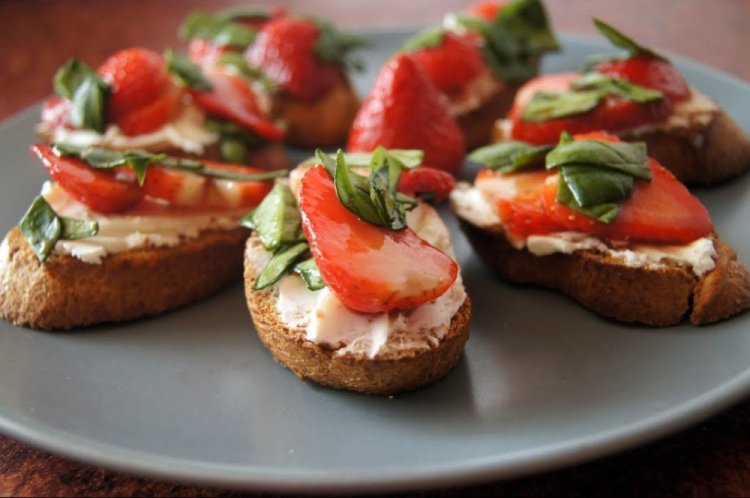 Брускетта с лососем и клубникой