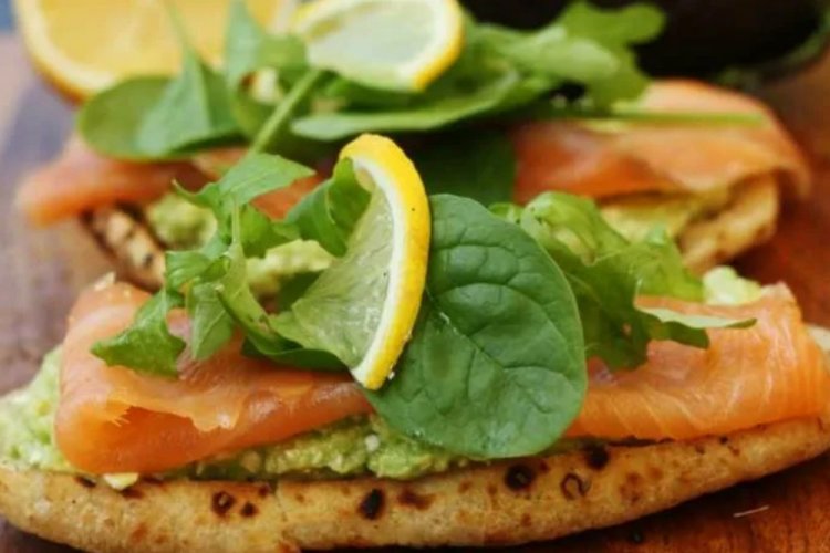 Брускетта с лососем и соусом песто