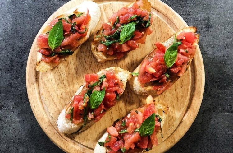 Брускетта с лососем и помидорами