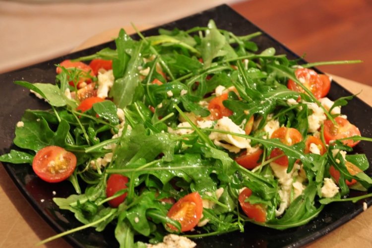 Салат с рукколой, помидорами черри и маскарпоне