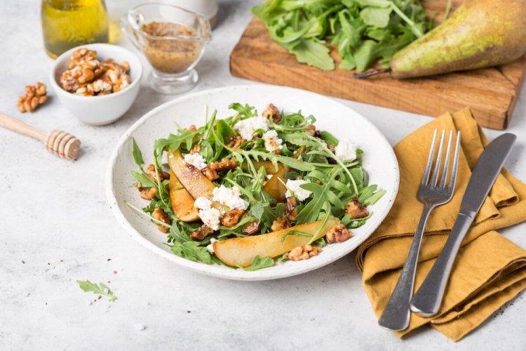 Салат с рукколой, грушей и маскарпоне