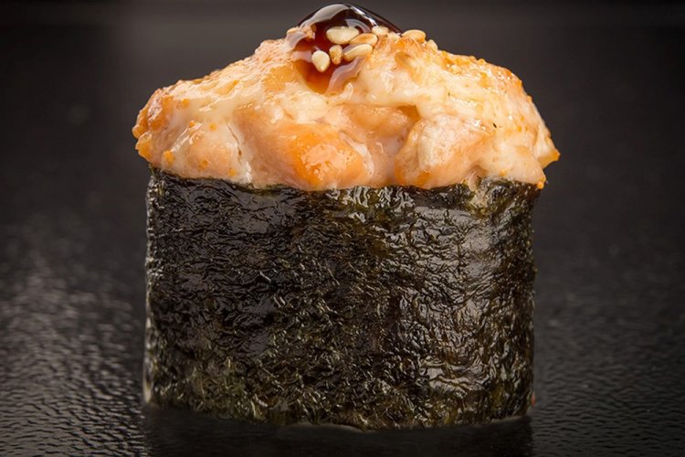 Запеченные гунканы с лососем