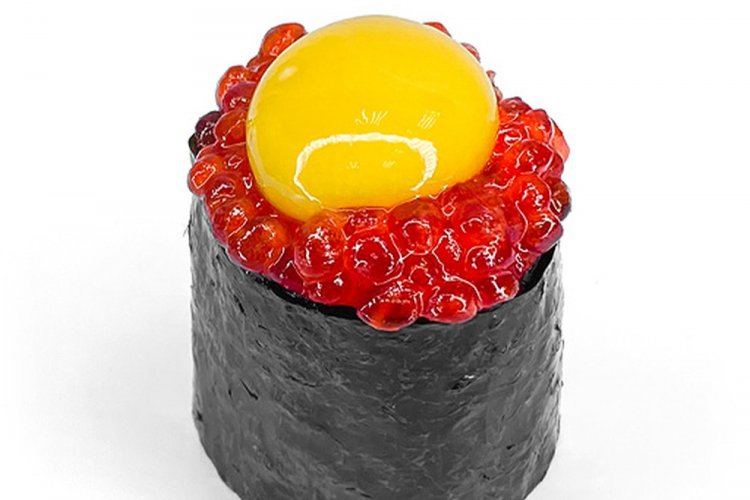 Гунканы с красной икрой и перепелиными яйцами