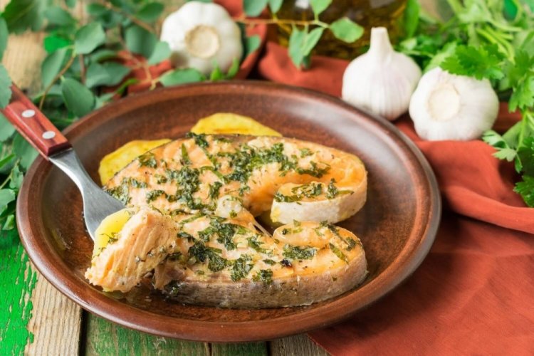 Лосось с кабачками на сковороде