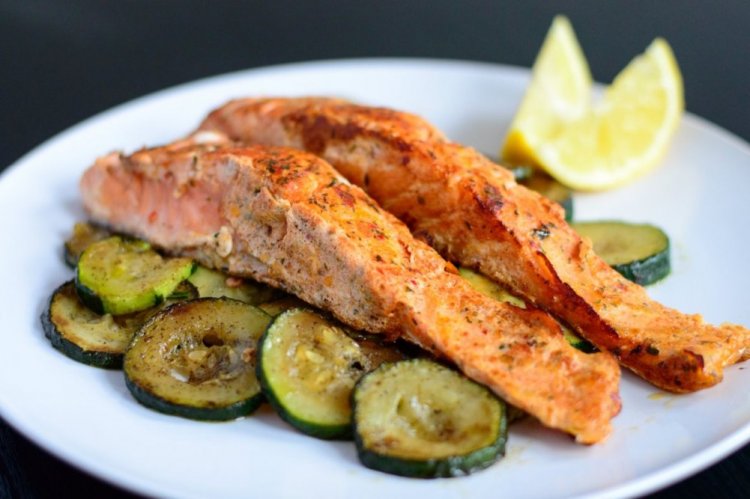 Стейк из лосося с цукини