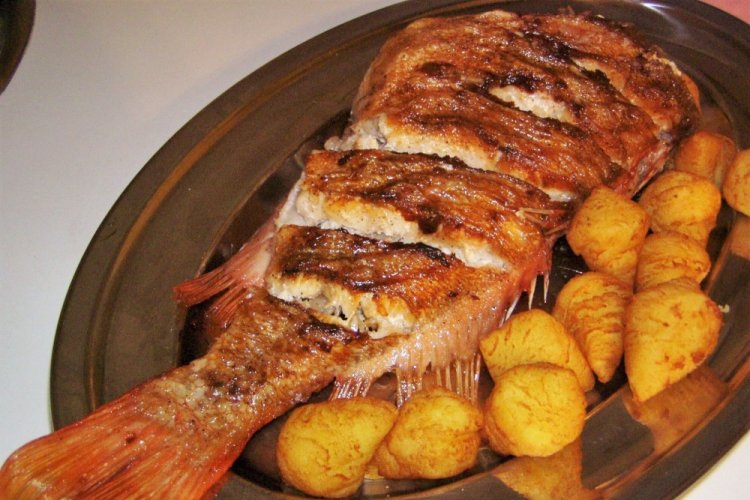 Морской окунь, запеченный в соевом соусе