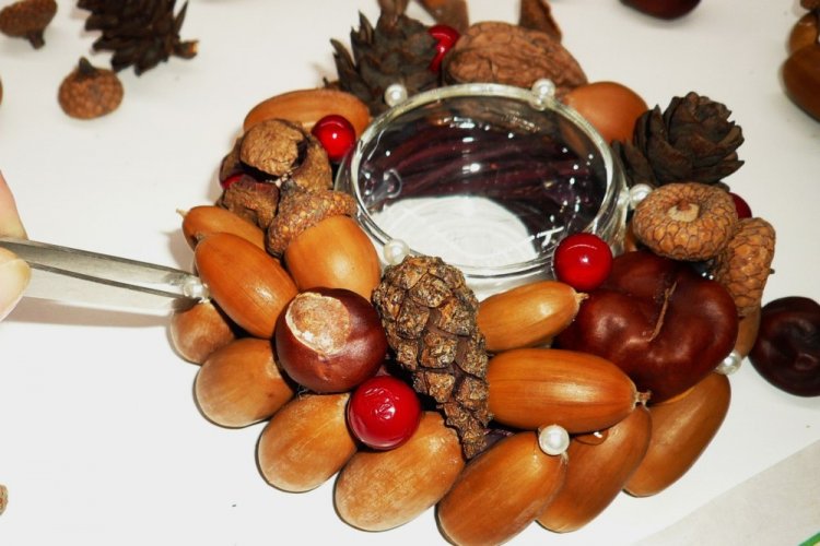 Подсвечник из желудей