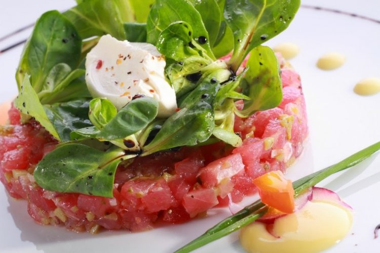 Тартар из тунца с соленым огурцом