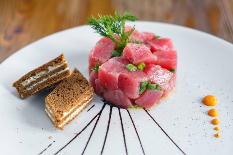 Тартар из тунца с имбирем и медом