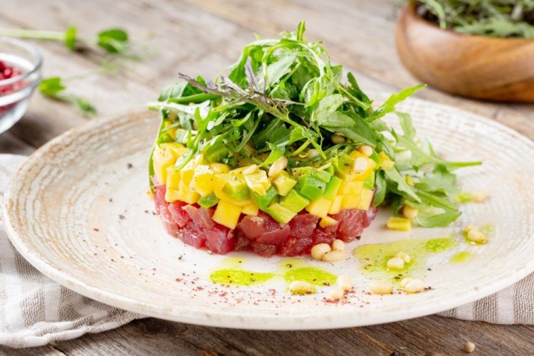 Тартар из тунца с авокадо и манго