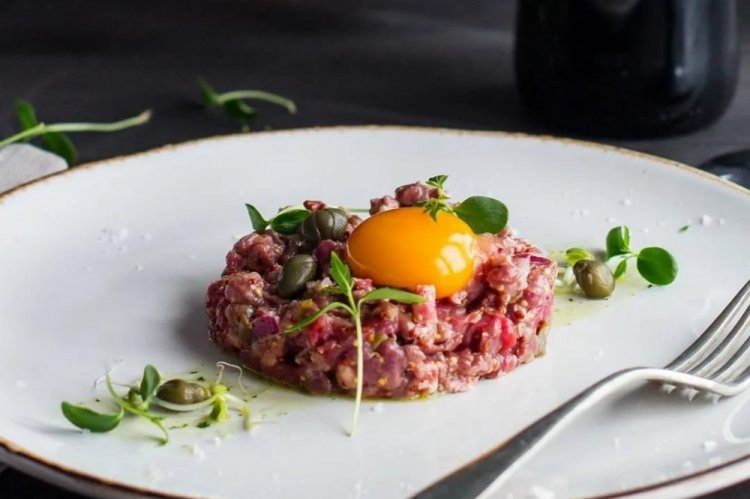 Тартар из тунца с перепелиными яйцами