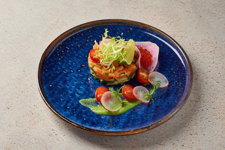 Тартар из тунца с зеленым луком