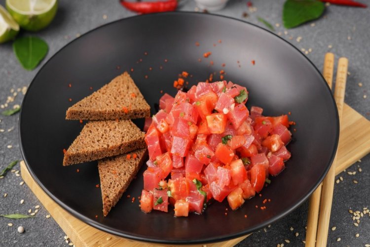 Тартар из тунца с соевым соусом и луком-шалот